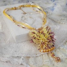 La Petite Robe Jaune Anhänger-Halskette mit Rocailles-Perlen, Swarovski-Perlen und anderen.